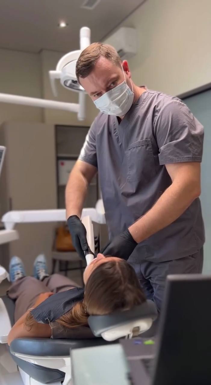 Стоматолог Harmony Clinic (Одесса) проводит цифровое 3D-сканирование зубов интраоральным сканером 3Shape TRIOS 4